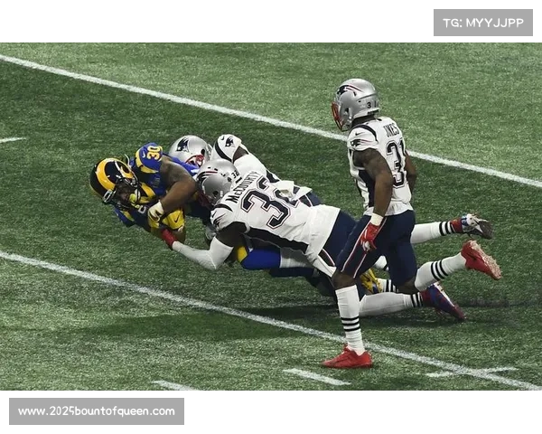 欧洲冠军杯橄榄球赛16强战突发意外,跳伞表演者被困体育场屋顶致比赛延迟 欧洲冠军杯橄榄球赛16强战突发意外,跳伞表演者被困体育场屋顶致比赛延迟