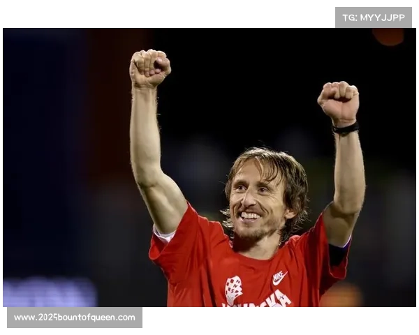 终场哨响，克罗地亚老将莫德里奇跪地掩面庆祝绝杀